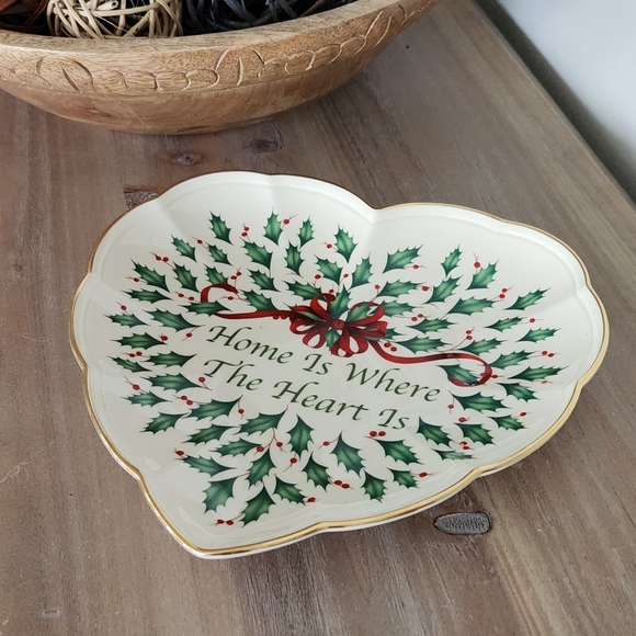 Lenox Christmas Heart-Shaped Holiday Plate, Home Is Where The Heart Is Design - Picture 1 of 10
